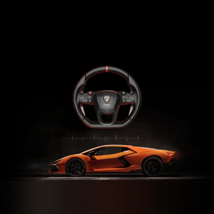 Kierownica MOZA Lamborghini Revuelto nad samochodem Lamborghini Revuelto