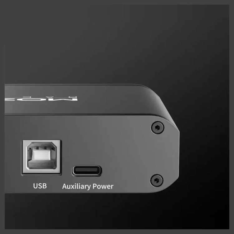 Złącza USB i Auxiliary Power w hubie MOZA RS050