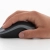 Dłoń na myszy Logitech M185 podczas pracy na biurku