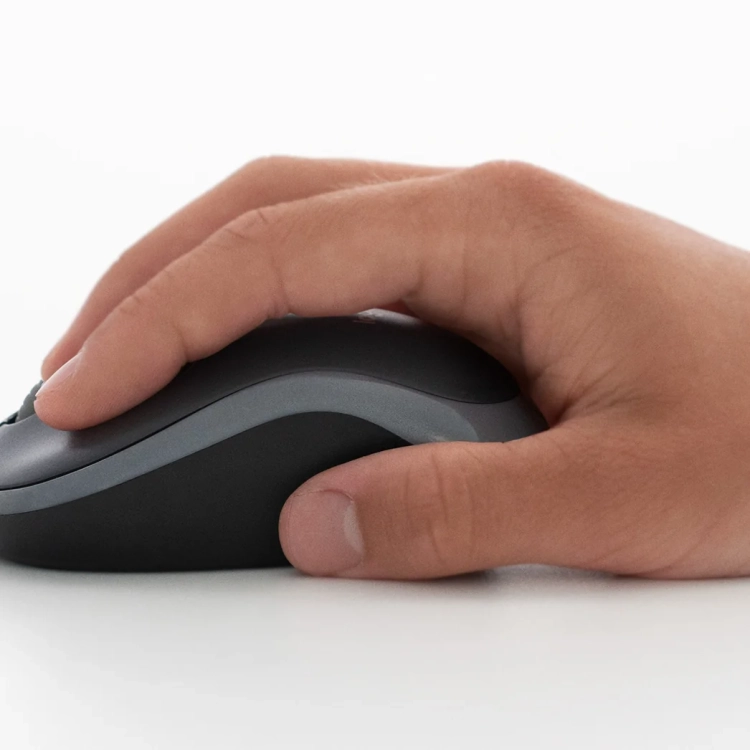 Dłoń na myszy Logitech M185 podczas pracy na biurku