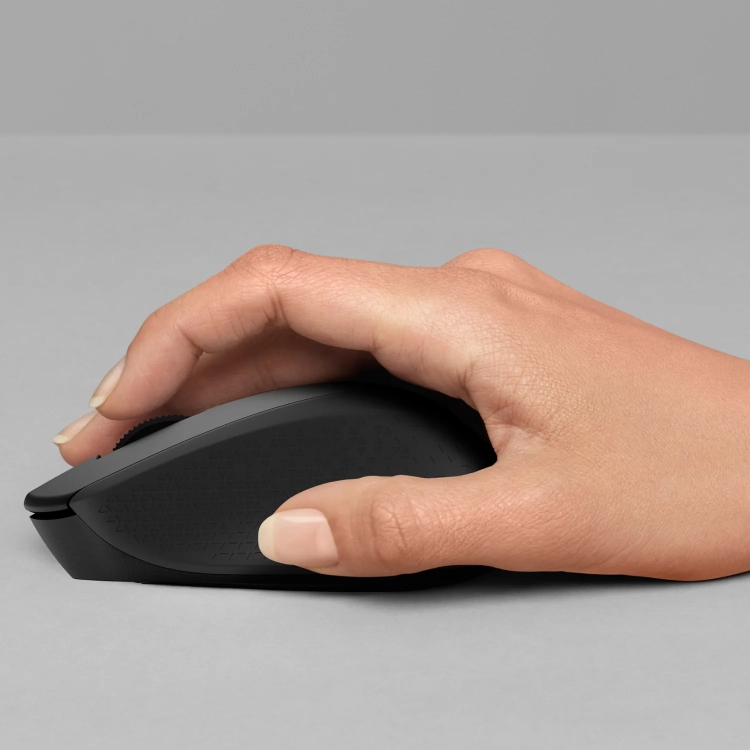 Prawa dłoń na myszy Logitech M280 podczas pracy