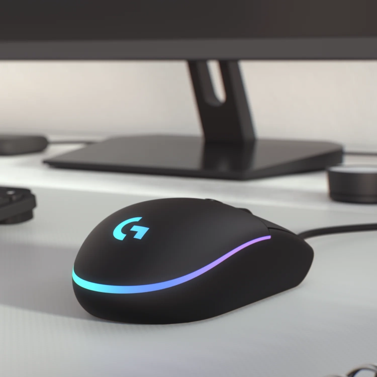 Logitech G102 LIGHTSYNC na biurku gracza przy monitorze