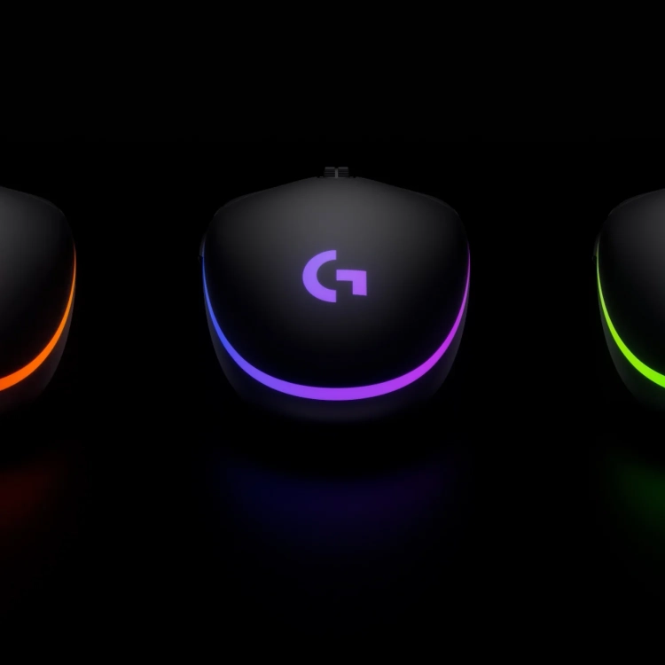 Logitech G102 z fioletowym podświetleniem LIGHTSYNC między myszami w innych kolorach