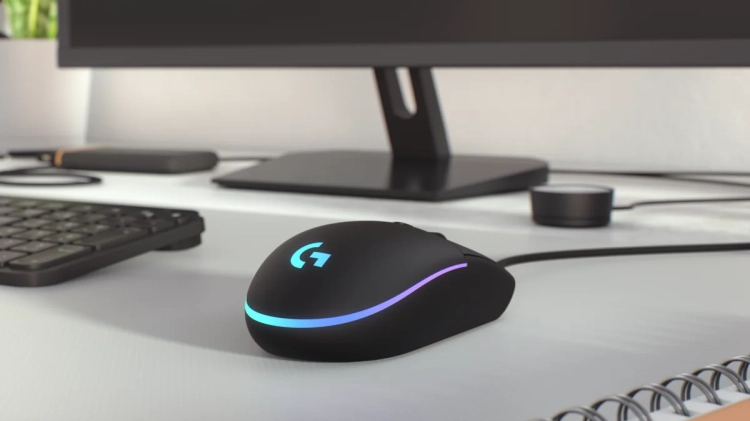 Czarna Logitech G102 LIGHTSYNC na podkładce obok monitora
