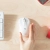 Biała mysz Logitech M221 Silent przy jasnej klawiaturze na biurku