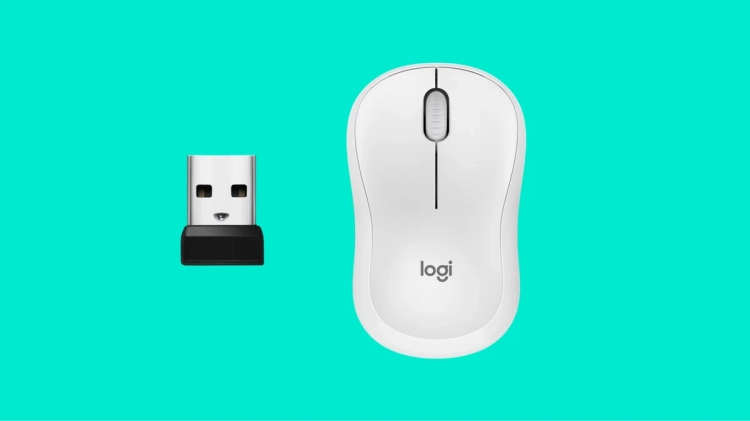 Biała Logitech M221 Silent z odbiornikiem USB na turkusowym tle