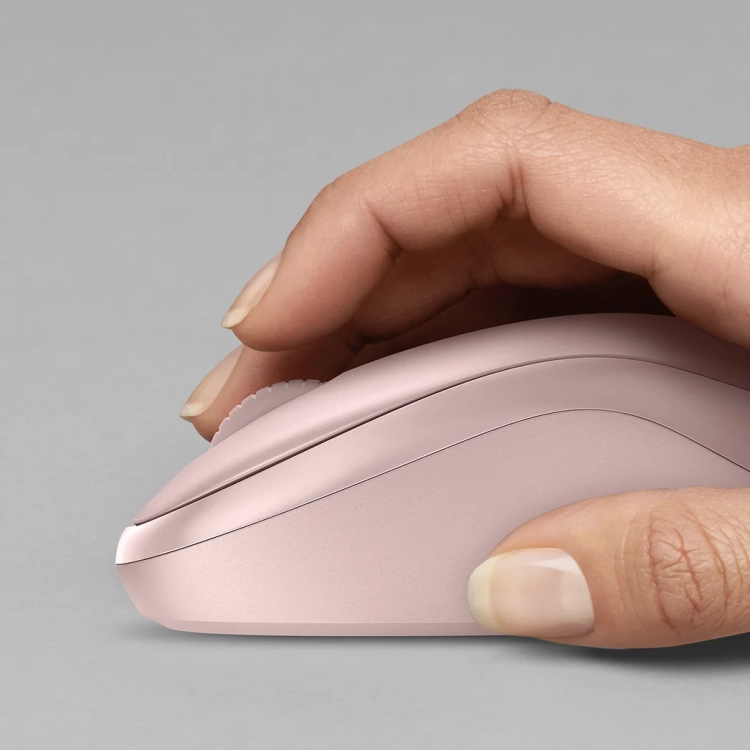 Dłoń na różowej myszy Logitech M221 Silent