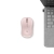 Różowa Logitech M221 Silent obok laptopa