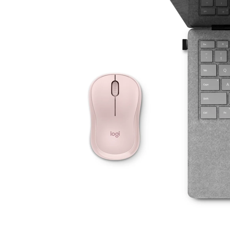 Różowa Logitech M221 Silent obok laptopa