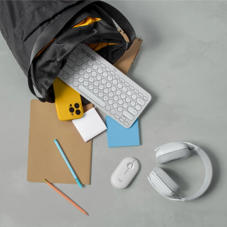 Biała mysz Logitech Pebble Mouse 2 M350s wysuwana z torby