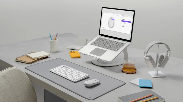 Stanowisko pracy z białą myszą Logitech Pebble Mouse 2 M350s i laptopem
