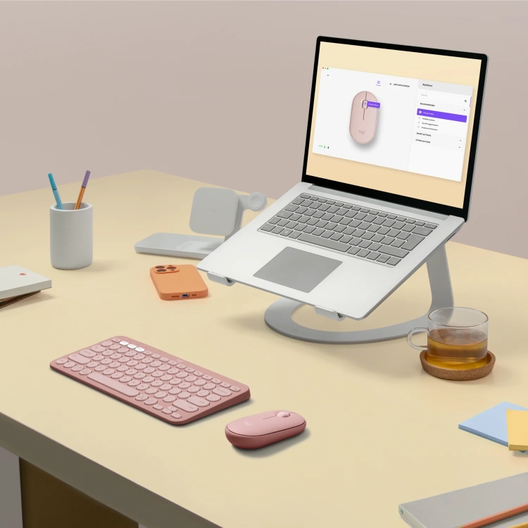 Różowa Pebble Mouse 2 M350s na kolorowym biurku z laptopem