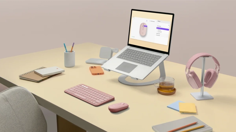 Kolorowe stanowisko z różową myszą Logitech Pebble Mouse 2 M350s
