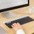 Klawiatura i mysz Logitech na biurku połączone jednym odbiornikiem Unifying