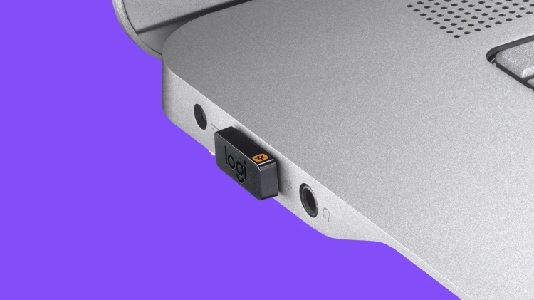 Mały odbiornik Logitech Unifying zostawiony w laptopie