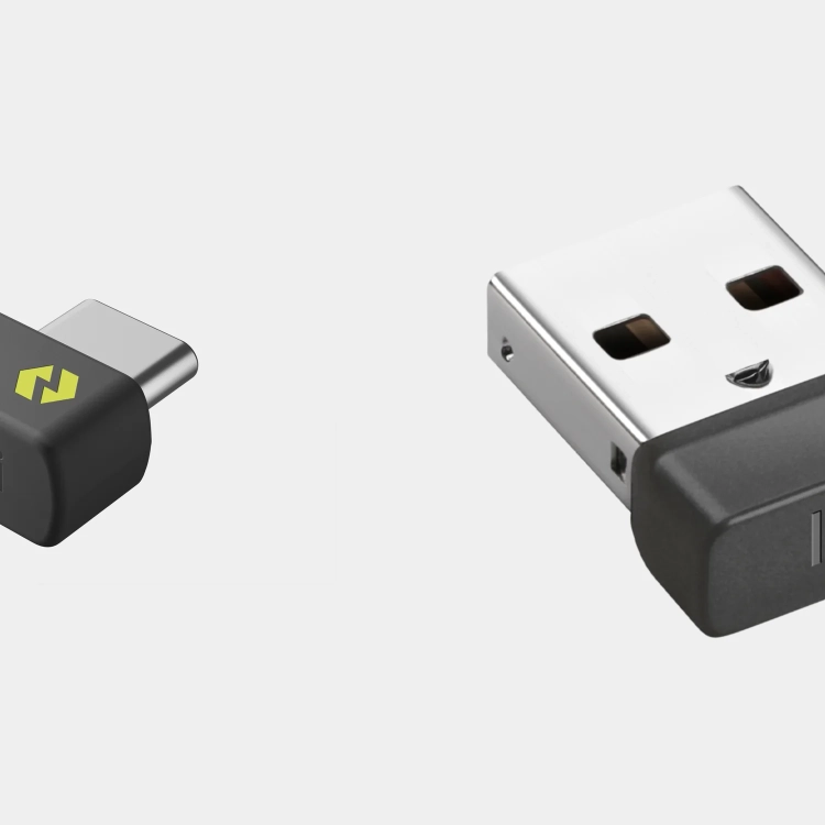 Odbiorniki Logitech Logi Bolt USB-A i USB-C obok siebie