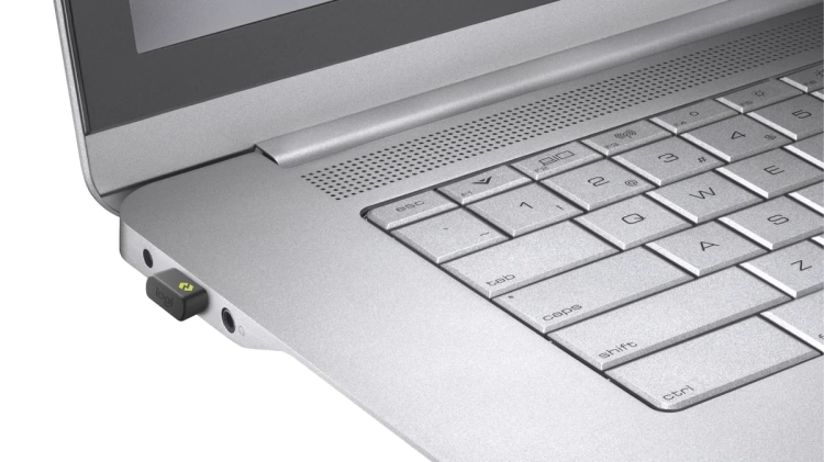 Mały odbiornik Logi Bolt USB-A zostawiony w porcie laptopa