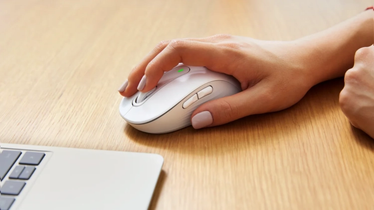 Praca z myszą Logi Bolt podłączoną przez odbiornik USB-A