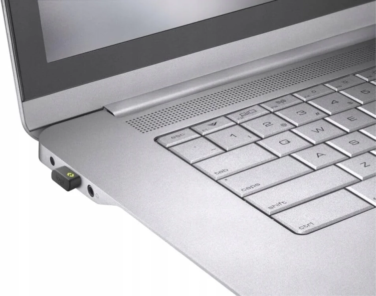 Logi Bolt USB-C podłączony do laptopa z portami USB-C