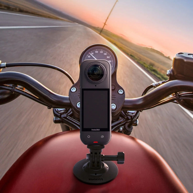 Kamera Insta360 X na mocowaniu przylepnym na zbiorniku motocykla
