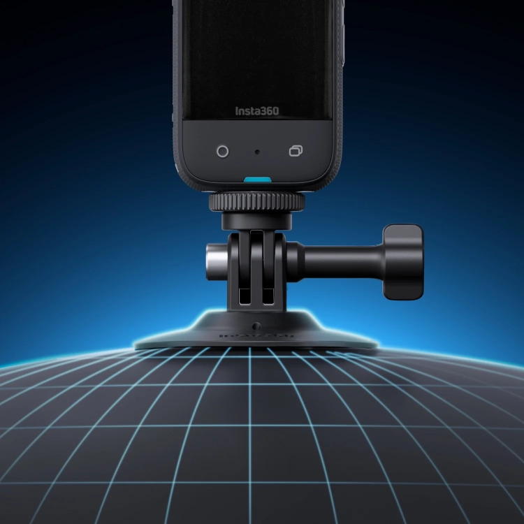 Insta360 Flexible Adhesive Mount z kamerą na zaokrąglonej powierzchni