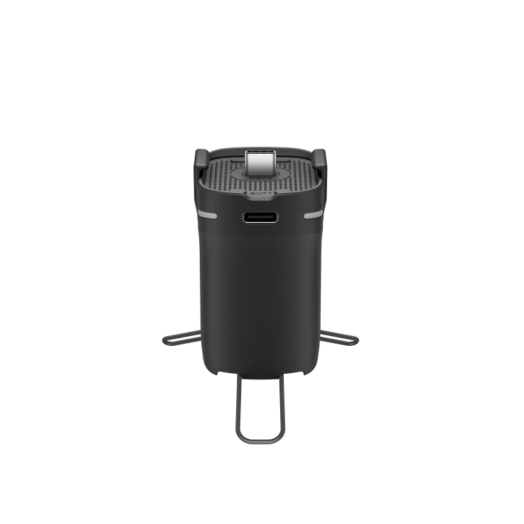 Insta360 Battery Handle od tyłu z rozłożonymi nóżkami statywu