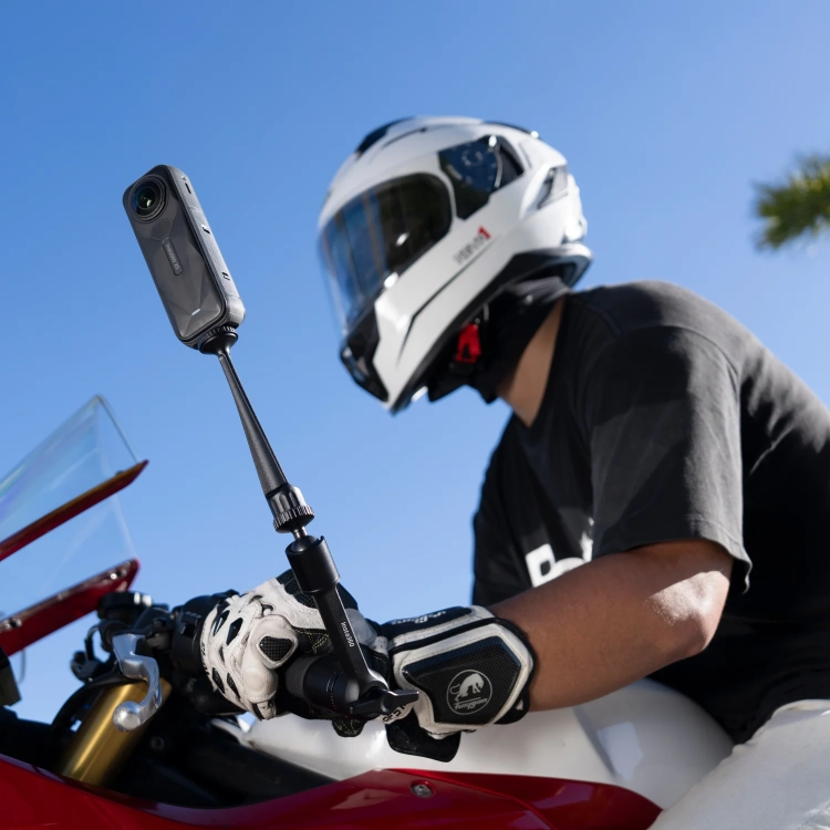 Motocyklista z kamerą 360 na uchwycie Insta360 Motorcycle Magic Arm
