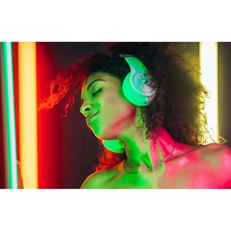 Światło RGB z lampy PULUZ PU4140 przy portrecie osoby w słuchawkach