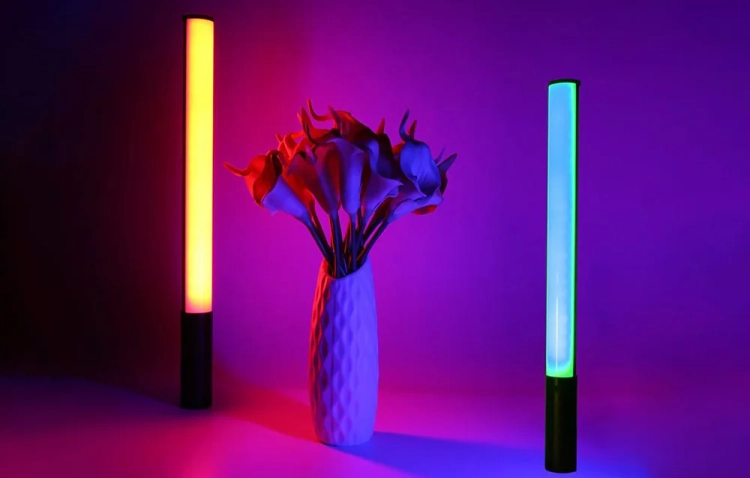 Dwie lampy PULUZ PU4140 w kolorach RGB oświetlają wazon z kwiatami