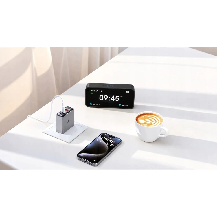 Ładowarka REDMAGIC DAO 100 W i telefon przy porannej kawie