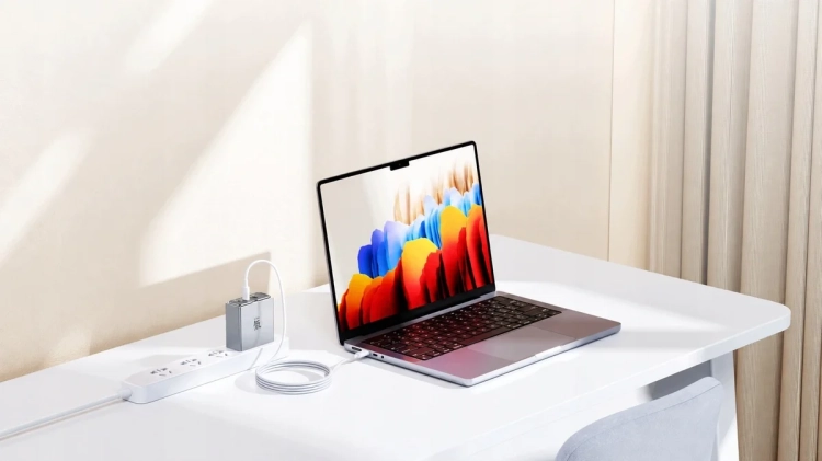 Laptop zasilany ładowarką REDMAGIC DAO 100 W na jasnym biurku