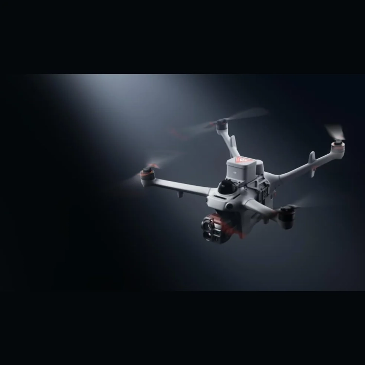 Dron DJI Matrice 5TD z akcesoriami na mocowaniach podczas lotu nocą