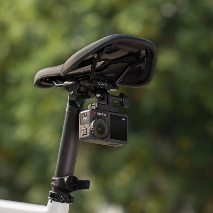 Kamera DJI Osmo Action zamocowana pod siodełkiem roweru, obiektyw skierowany do tyłu