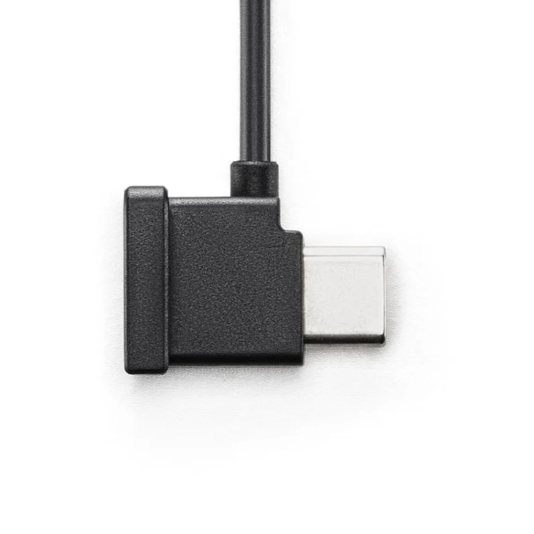 Kątowy wtyk USB-C kabla DJI RX do telefonu w zbliżeniu