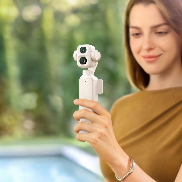 DJI Osmo Pocket 4P Vlog Combo Pearl White w dłoni podczas nagrywania na zewnątrz
