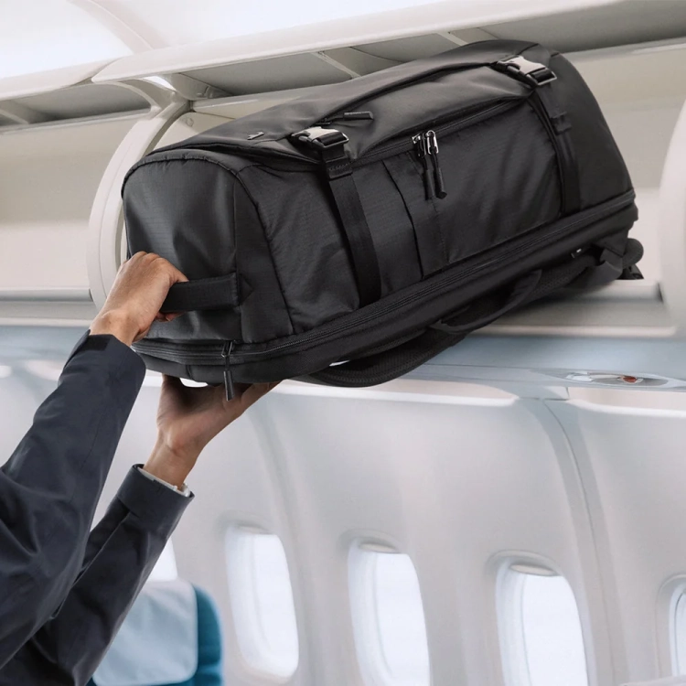Tomtoc Navigator-T66 Liteway 28L w schowku nad fotelem w samolocie
