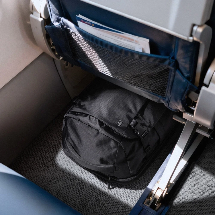Plecak Tomtoc Navigator-T66 Liteway 28L pod fotelem w samolocie