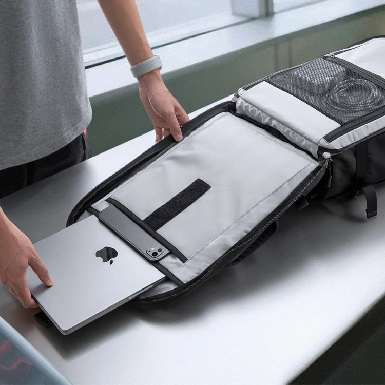 Wkładanie laptopa do komory plecaka Tomtoc Navigator-T66 Liteway 28L