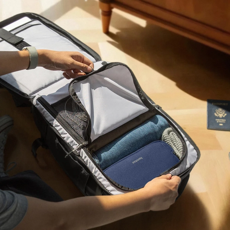 Pakowanie ubrań do plecaka Tomtoc Navigator-T66 Liteway 28L