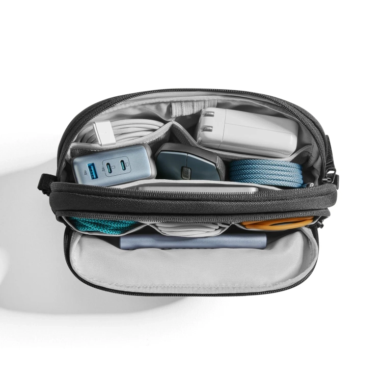 Zasilacz, kable i dysk w organizerze Tomtoc Light-T12 1,8L