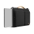 MacBook wysuwany z bocznego otworu torby Tomtoc Defender-A42