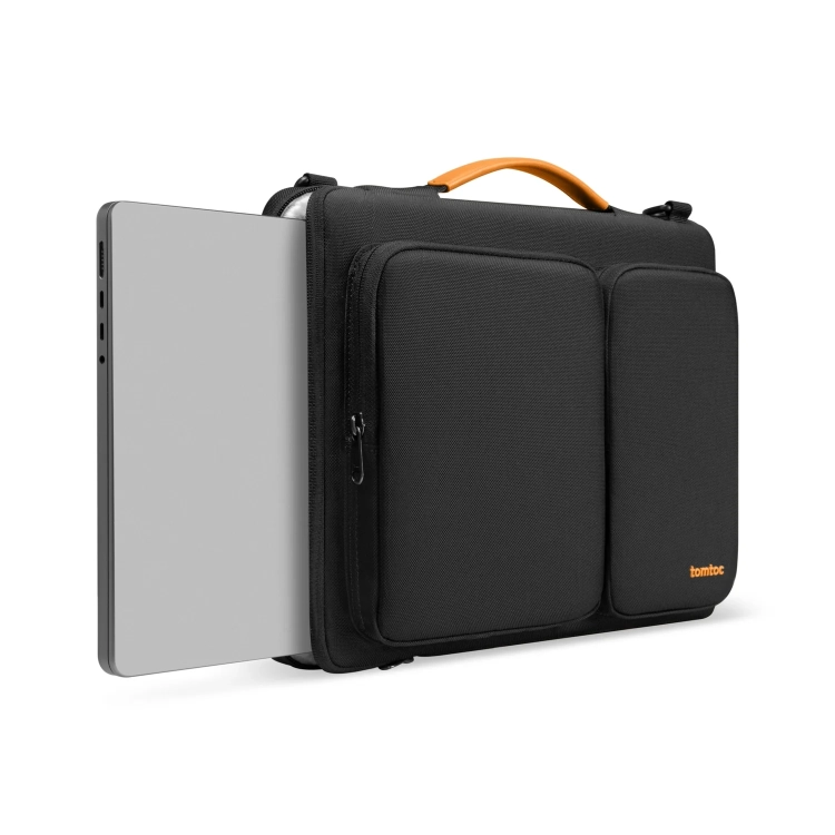 MacBook wysuwany z bocznego otworu torby Tomtoc Defender-A42