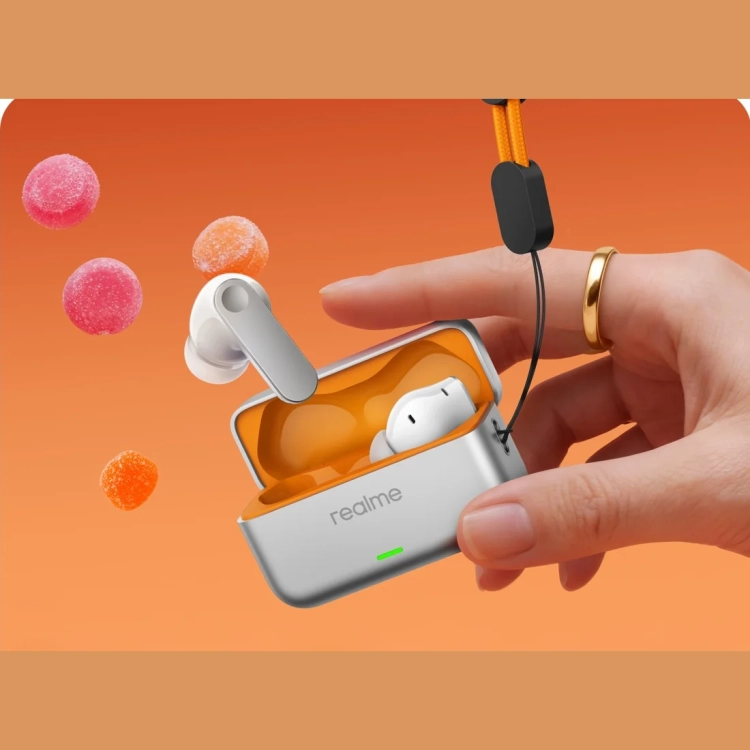 Srebrne etui realme Buds T500 Pro w dłoni, w środku białe słuchawki