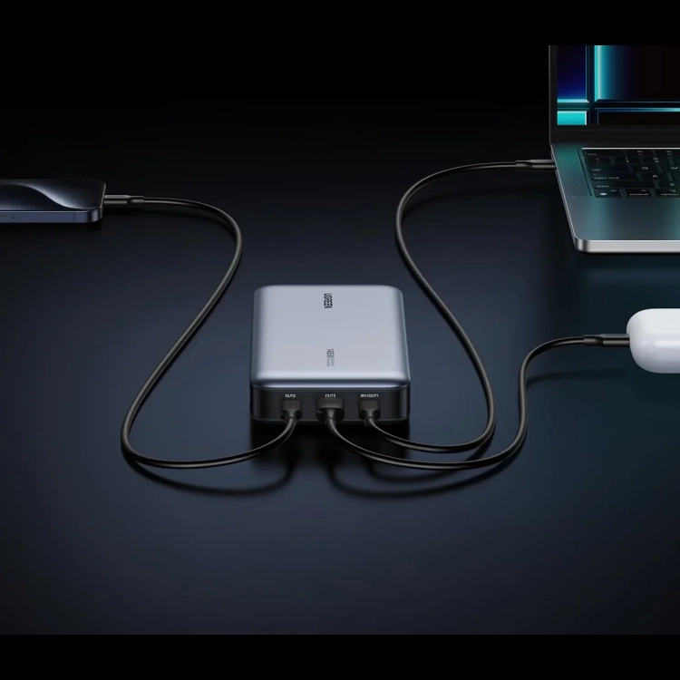 Powerbank UGREEN PB205 ładuje laptop i słuchawki jednocześnie trzema kablami
