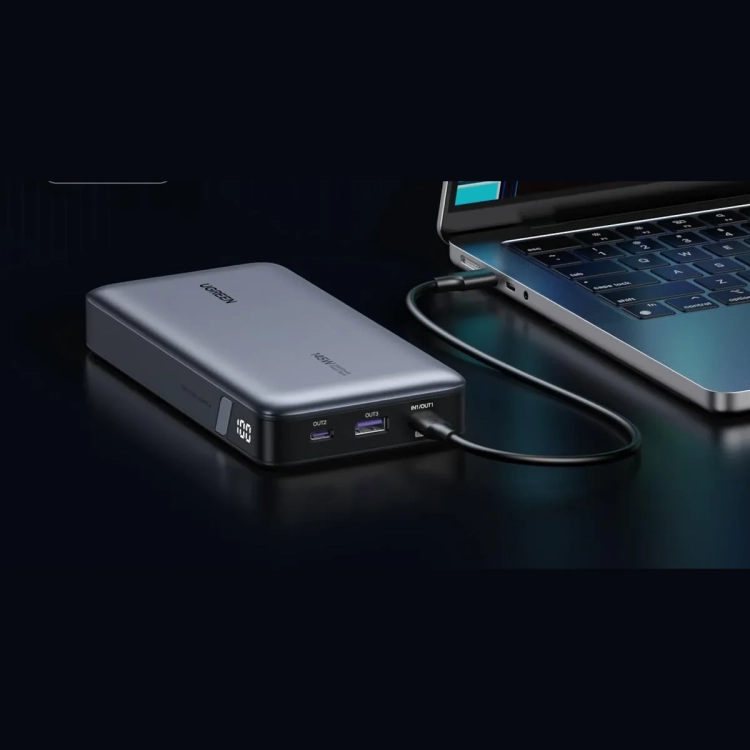 Powerbank UGREEN PB205 podłączony kablem USB-C do laptopa