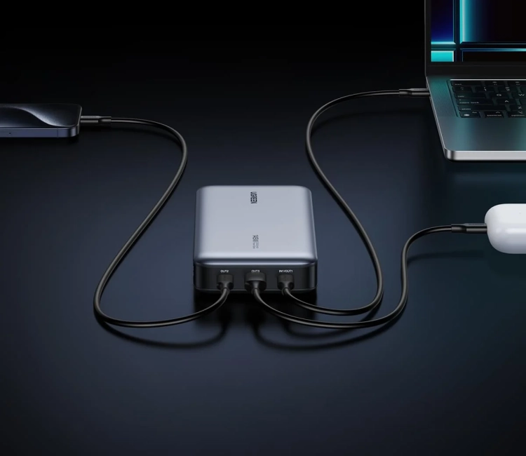 UGREEN PB205 zasila laptop, telefon i słuchawki na biurku