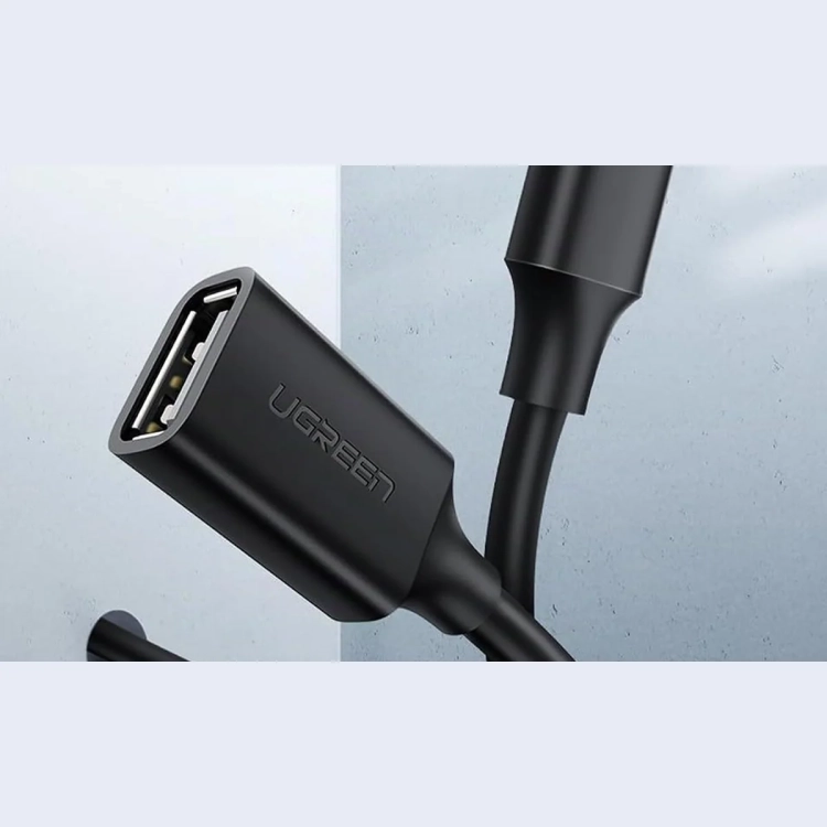 Gniazdo USB-A z logo UGREEN na końcu krótkiego przedłużacza US103