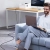 Laptop na kanapie połączony kablem UGREEN US135 z drukarką na biurku