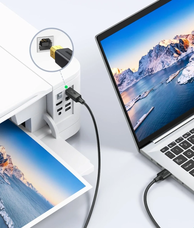 Wtyk USB-B kabla UGREEN US135 w porcie drukarki obok laptopa