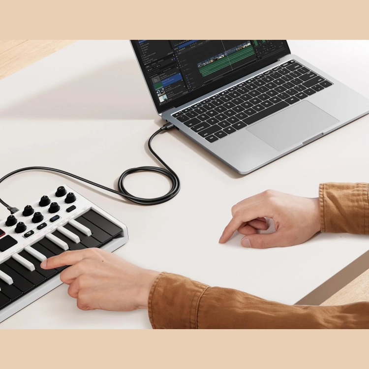 Klawiatura MIDI podłączona do laptopa kablem UGREEN US135 USB-B